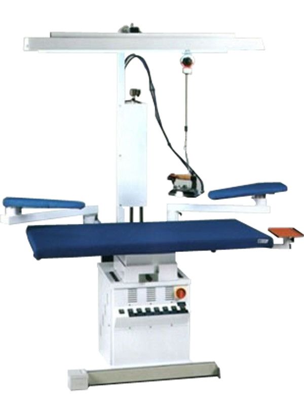 Tavoli F3 AR serie "Monza" di F3 Fumagalli, regolabile in altezza